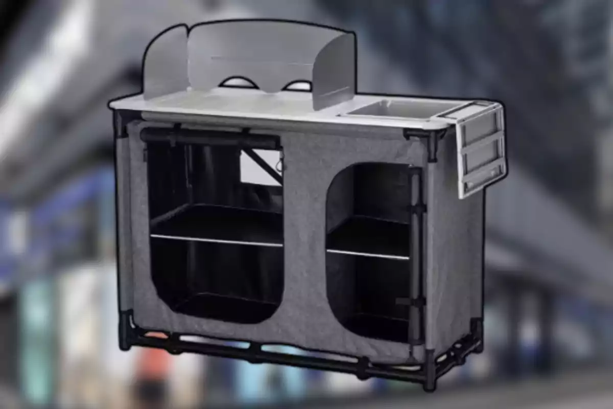 Mueble portátil de cocina con compartimentos y estantes, diseñado para actividades al aire libre o camping