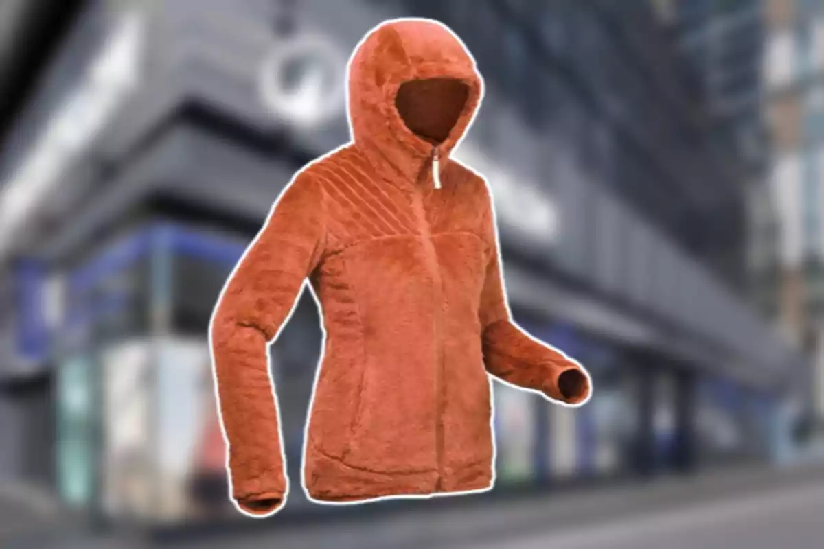 Chamarra de peluche color marrón con capucha sobre un fondo urbano desenfocado Chamarra de peluche color marrón con capucha sobre un fondo urbano desenfocado
