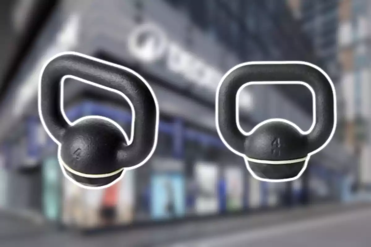 Dos pesas rusas negras con fondo de edificio desenfocado Dos pesas rusas negras con fondo de edificio desenfocado