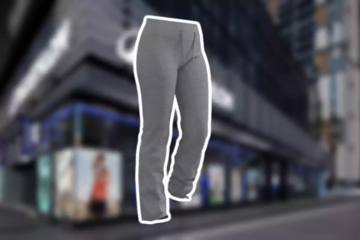 Pantalón deportivo gris con cordón ajustable sobre un fondo de tienda desenfocado Pantalón deportivo gris con cordón ajustable sobre un fondo de tienda desenfocado