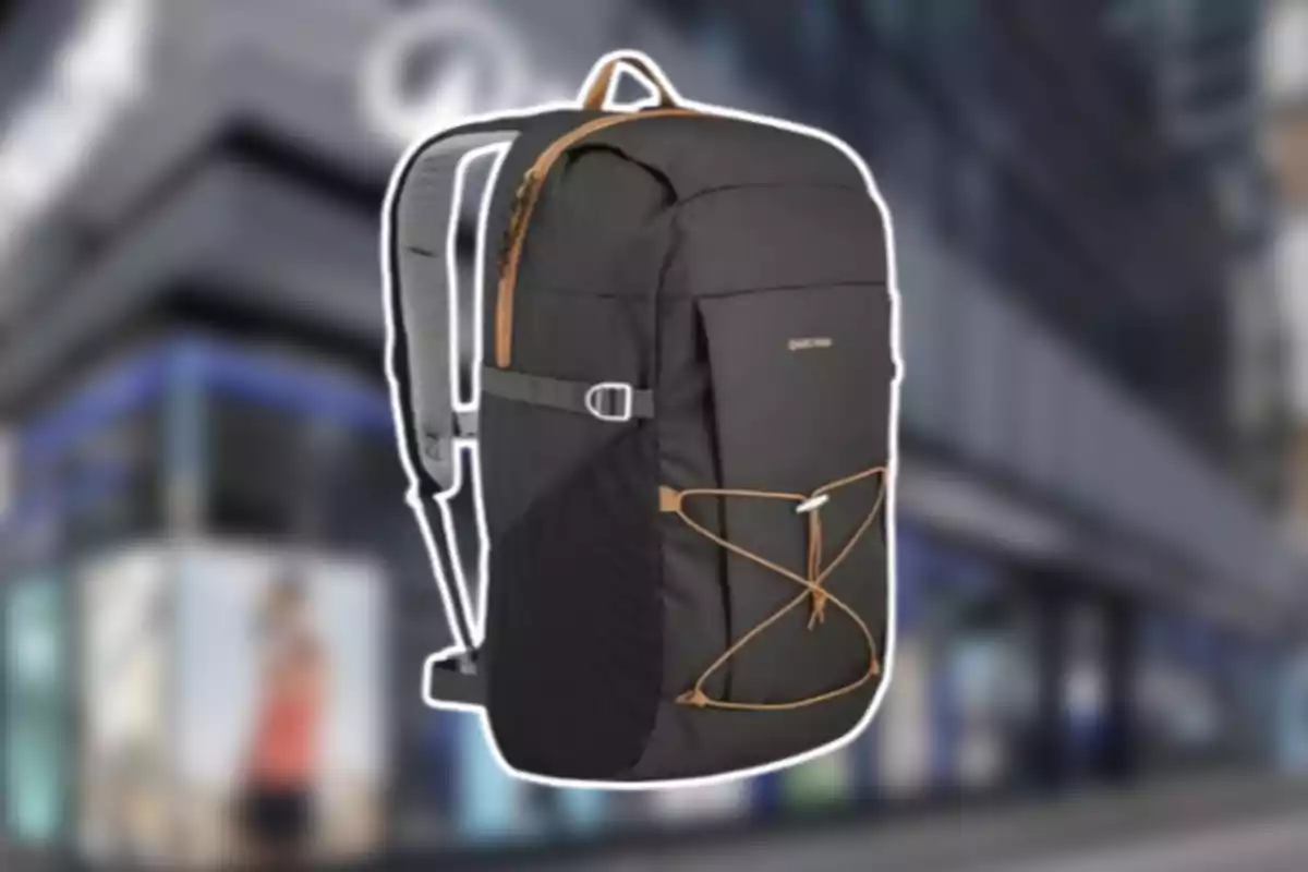 Mochila negra con detalles marrones sobre un fondo urbano desenfocado Mochila negra con detalles marrones sobre un fondo urbano desenfocado