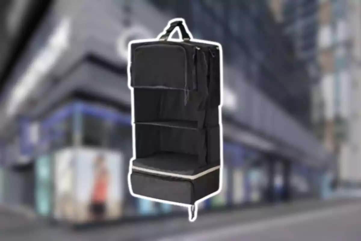 Organizador de viaje negro con varios compartimentos y fondo urbano desenfocado