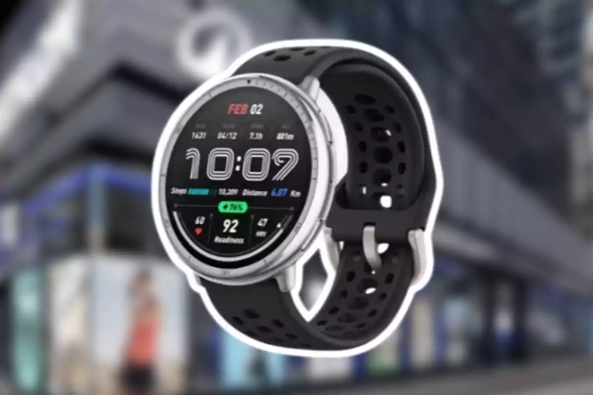 Reloj inteligente deportivo con correa negra y pantalla digital mostrando la hora y datos de actividad física sobre un fondo urbano desenfocado Reloj inteligente deportivo con correa negra y pantalla digital mostrando la hora y datos de actividad física sobre un fondo urbano desenfocado