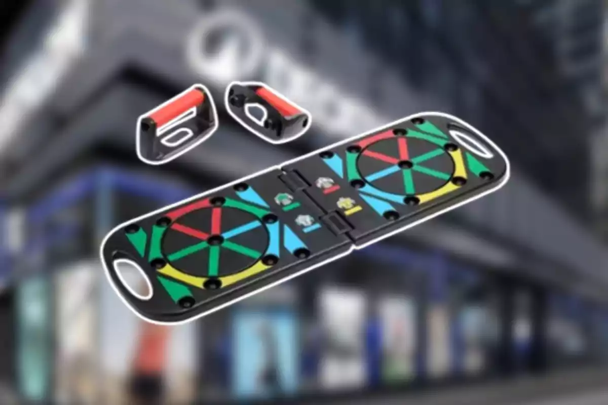 Control de videojuego con colores llamativos y diseño plegable sobre un fondo urbano desenfocado Control de videojuego con colores llamativos y diseño plegable sobre un fondo urbano desenfocado