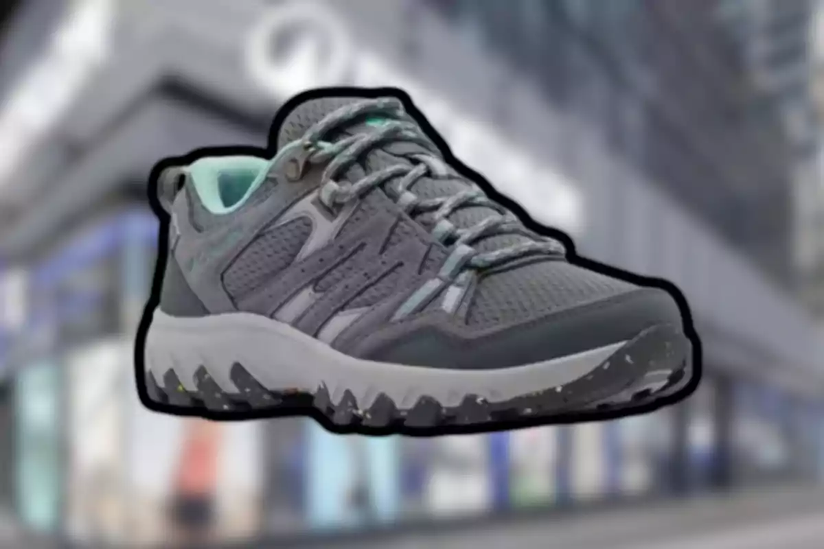 Zapatilla deportiva gris con detalles en verde menta sobre un fondo urbano desenfocado Zapatilla deportiva gris con detalles en verde menta sobre un fondo urbano desenfocado