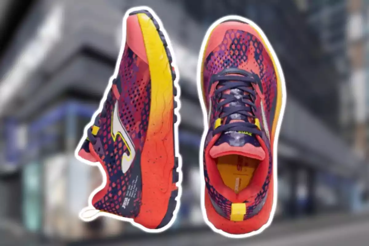 Un par de tenis deportivos coloridos con detalles en rojo, azul, amarillo y negro sobre un fondo urbano desenfocado Un par de tenis deportivos coloridos con detalles en rojo, azul, amarillo y negro sobre un fondo urbano desenfocado