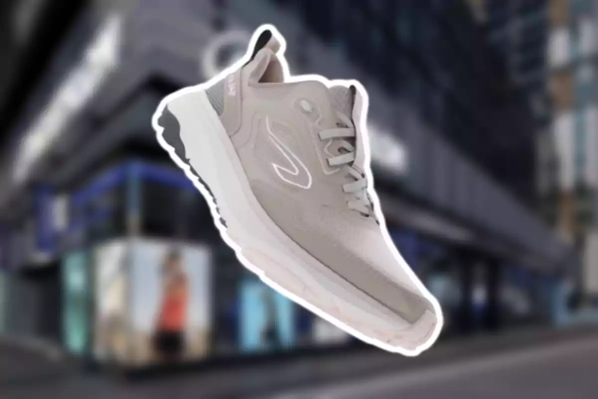 Zapatilla deportiva gris claro con detalles blancos y fondo urbano desenfocado Zapatilla deportiva gris claro con detalles blancos y fondo urbano desenfocado