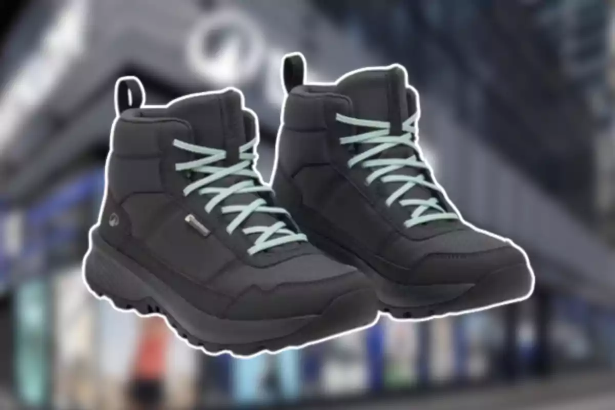 Botas negras deportivas con agujetas verdes sobre un fondo desenfocado Botas negras deportivas con agujetas verdes sobre un fondo desenfocado