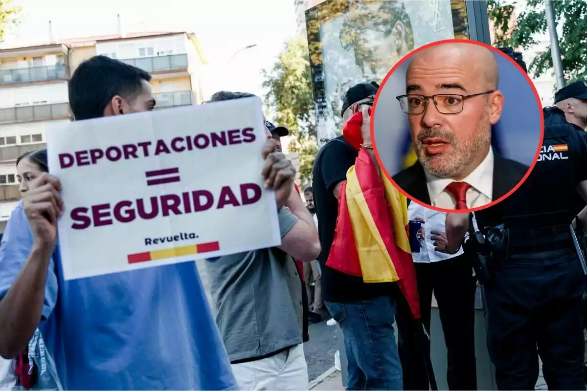 Manifestación con personas sosteniendo una pancarta que dice "Deportaciones igual seguridad" y una bandera de España, con un recuadro que muestra a un hombre calvo con gafas y barba.