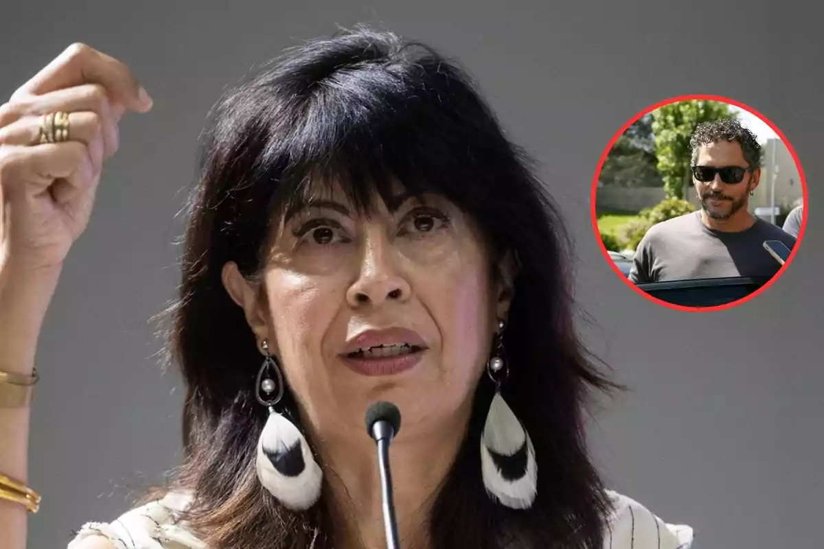 Mujer de cabello oscuro hablando frente a un micrófono con un hombre de gafas de sol en un círculo rojo en la esquina superior derecha