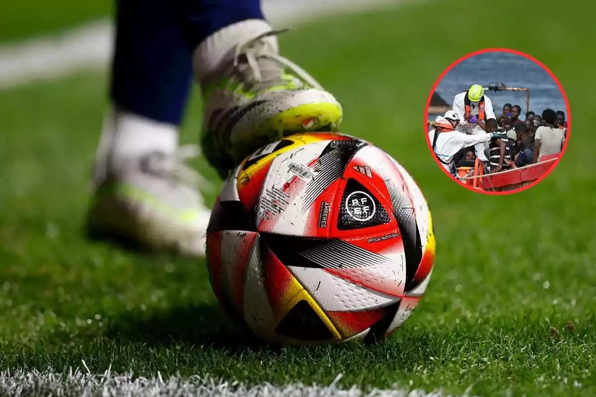 Un balón de fútbol en el césped con un pie apoyado sobre él y un recuadro que muestra a un grupo de personas siendo rescatadas en el mar.