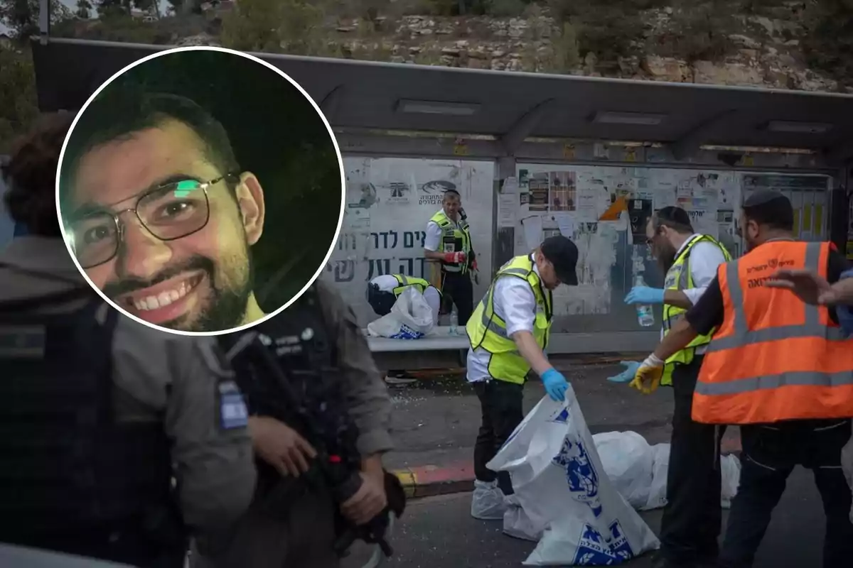 Un grupo de personas con chalecos de emergencia trabaja en una estación de autobuses mientras en un círculo se muestra el retrato de un hombre joven con gafas y barba sonriendo