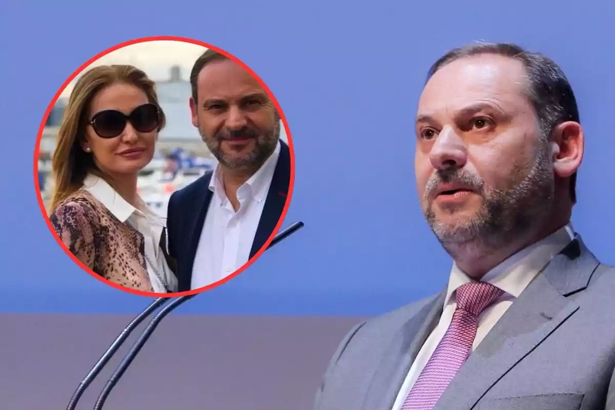 Hombre de traje hablando en un podio con un círculo que muestra a una pareja sonriente, la mujer lleva gafas de sol y el hombre viste camisa blanca y chaqueta oscura