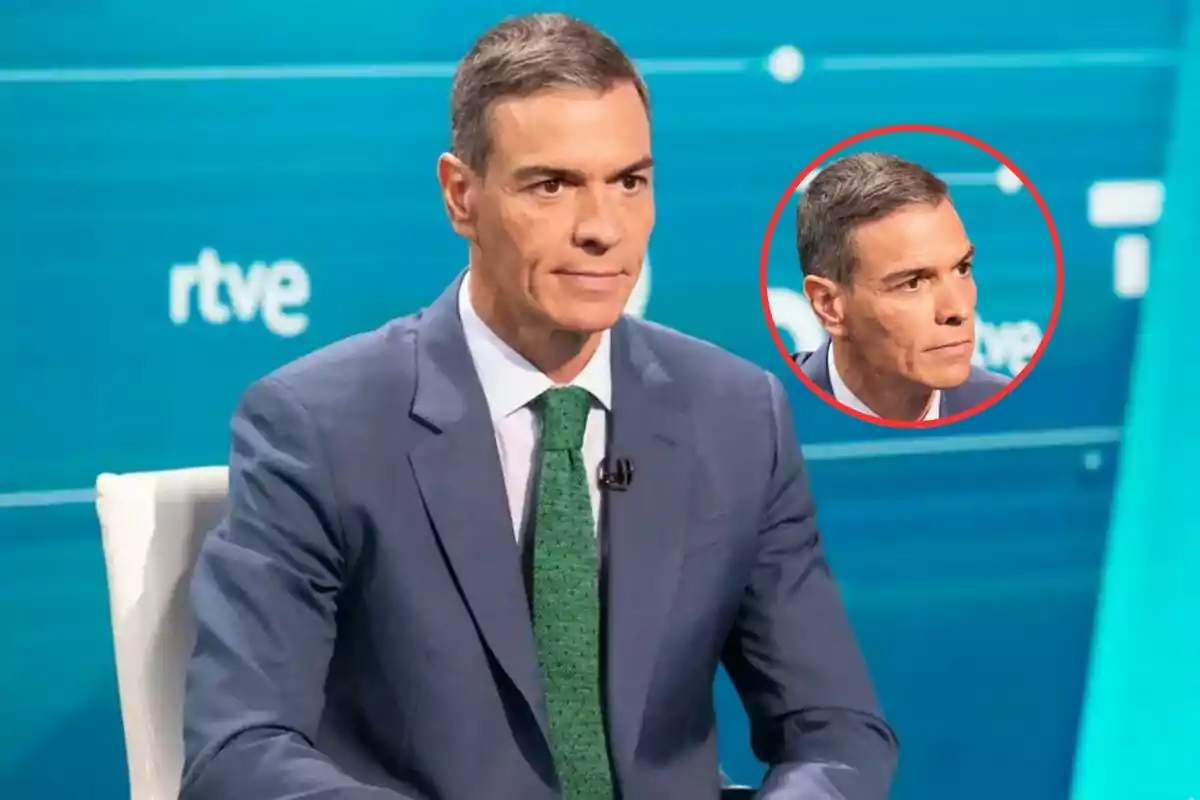 Hombre con traje azul y corbata verde sentado en un estudio de televisión con fondo azul y el logo de rtve, aparece un recuadro con un acercamiento de su rostro