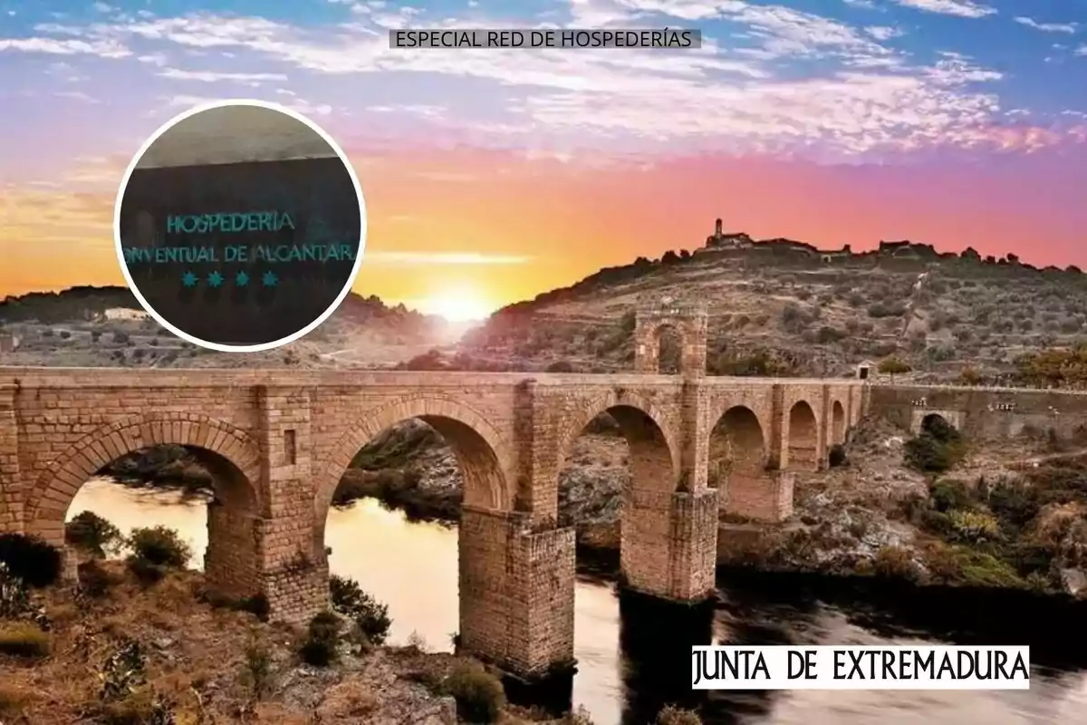 Puente romano de Alcántara al atardecer con paisaje montañoso y un recuadro que muestra el letrero de la Hospedería Conventual de Alcántara