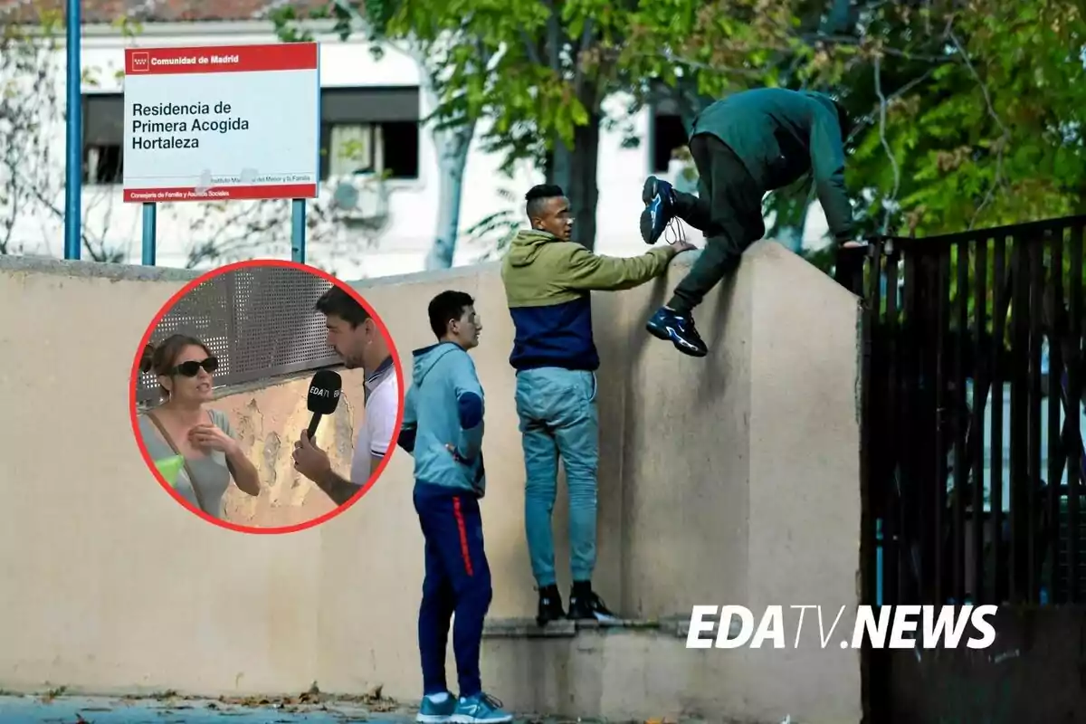Tres jóvenes junto a un muro, uno de ellos saltando la valla de la Residencia de Primera Acogida Hortaleza en Madrid, con un recuadro donde una mujer es entrevistada por un reportero