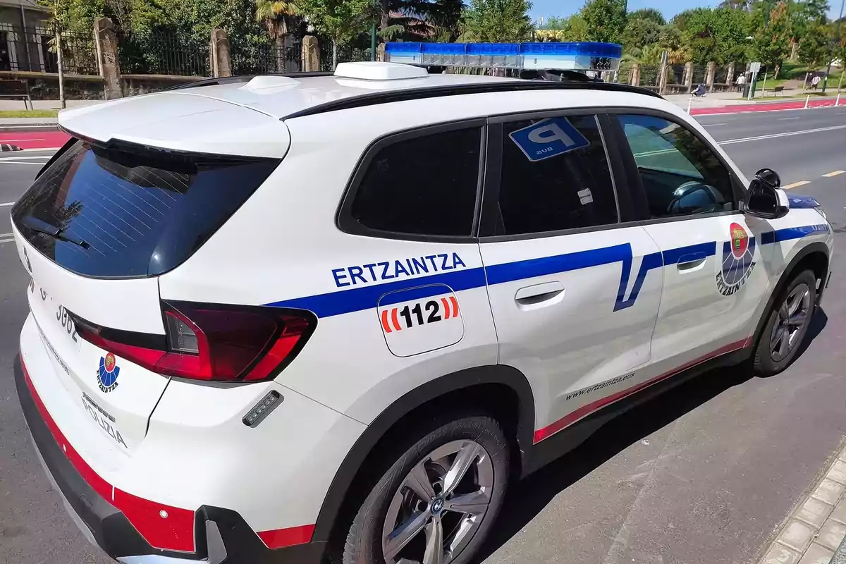 Coche patrulla de la Ertzaintza estacionado en una calle urbana