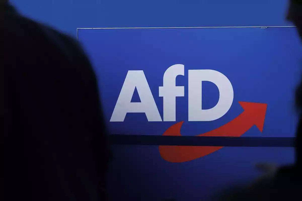 Logo de AfD sobre un fondo azul con una flecha roja curva apuntando hacia la derecha
