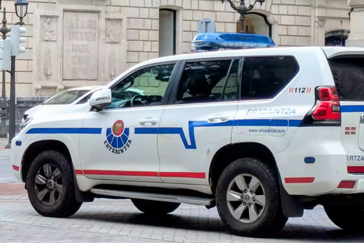 Vehículo todoterreno de la policía Ertzaintza estacionado en una calle urbana