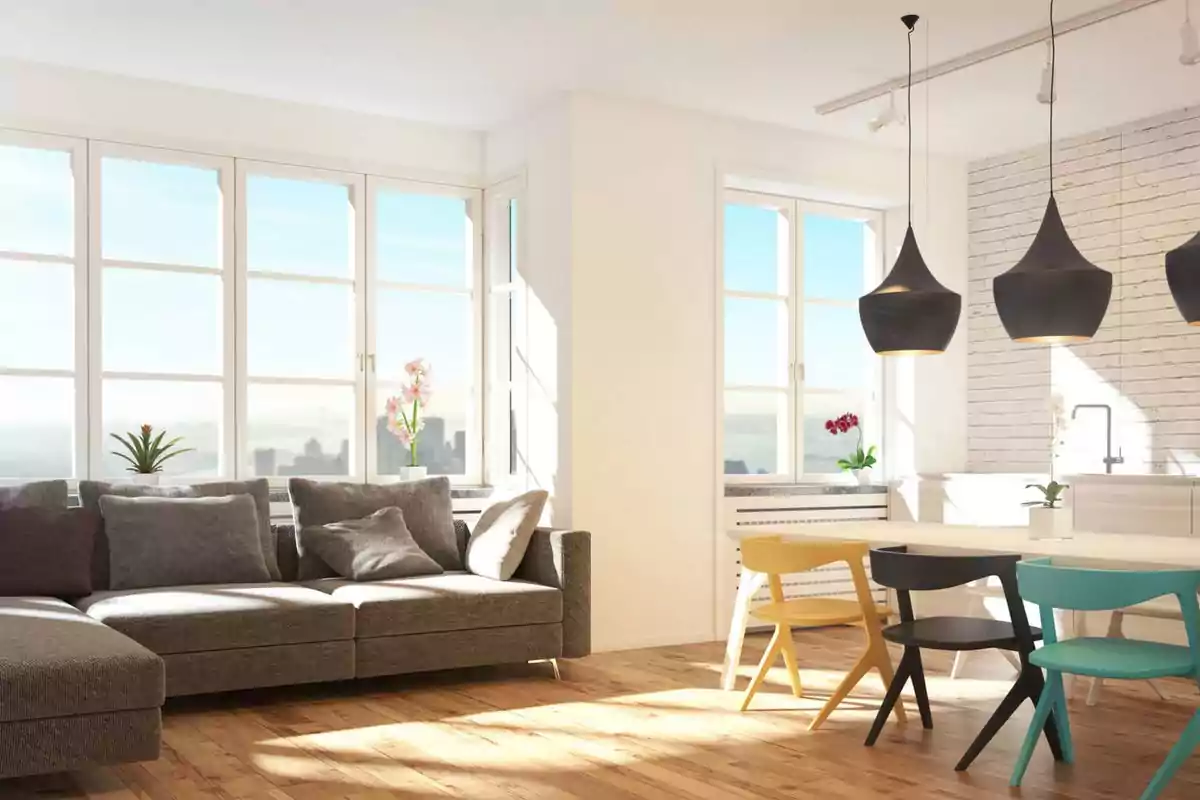 Sala y comedor modernos con mucha luz natural, sofá gris, sillas de colores y lámparas colgantes negras Sala y comedor modernos con mucha luz natural, sofá gris, sillas de colores y lámparas colgantes negras