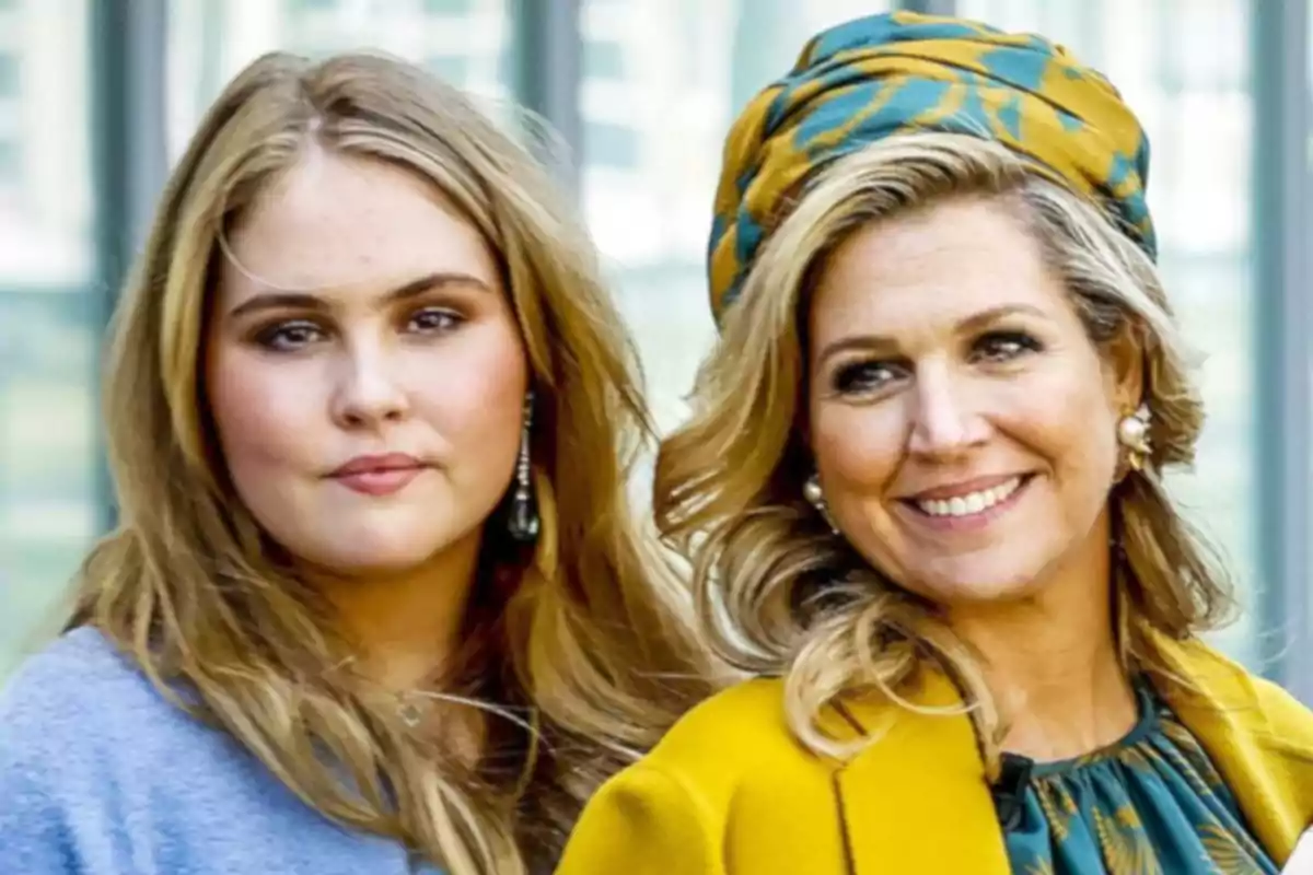 Amalia de Holanda y Máxima de Holanda posan juntas al aire libre, la madre sonríe y lleva un conjunto amarillo con un tocado a juego mientras la hija tiene expresión seria y viste un suéter azul claro Amalia de Holanda y Máxima de Holanda posan juntas al aire libre, la madre sonríe y lleva un conjunto amarillo con un tocado a juego mientras la hija tiene expresión seria y viste un suéter azul claro