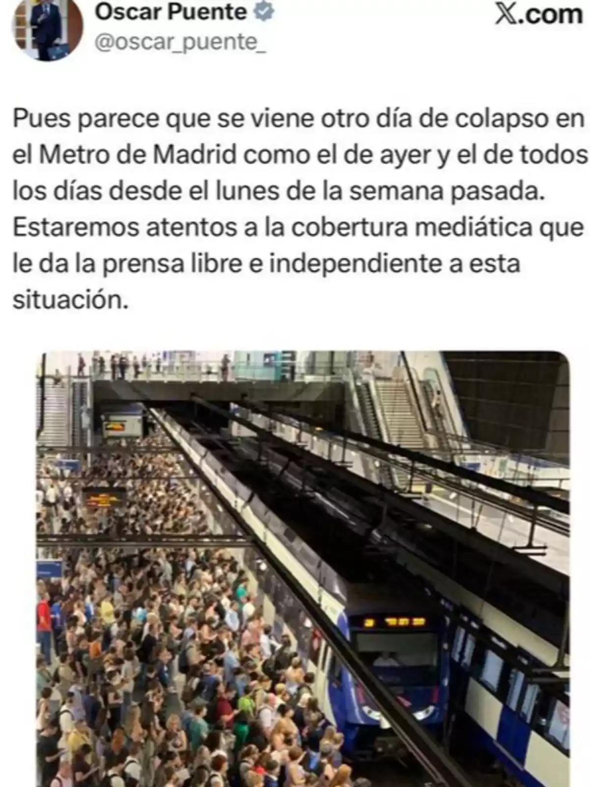 Tuit sobre el colapso en el Metro de Madrid acompañado de una imagen que muestra un andén lleno de personas esperando para abordar un tren Tuit sobre el colapso en el Metro de Madrid acompañado de una imagen que muestra un andén lleno de personas esperando para abordar un tren