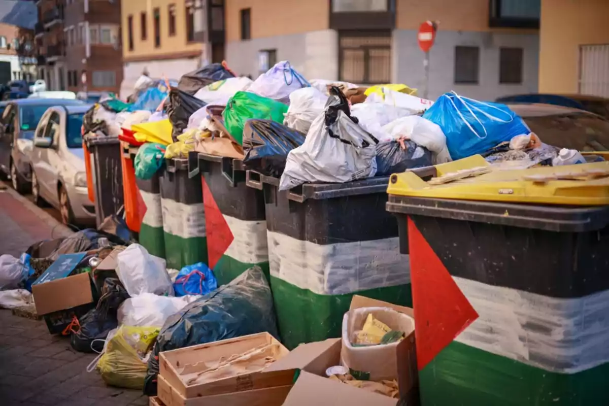 Contenedores de basura desbordados con bolsas y desperdicios acumulados en una calle urbana Contenedores de basura desbordados con bolsas y desperdicios acumulados en una calle urbana