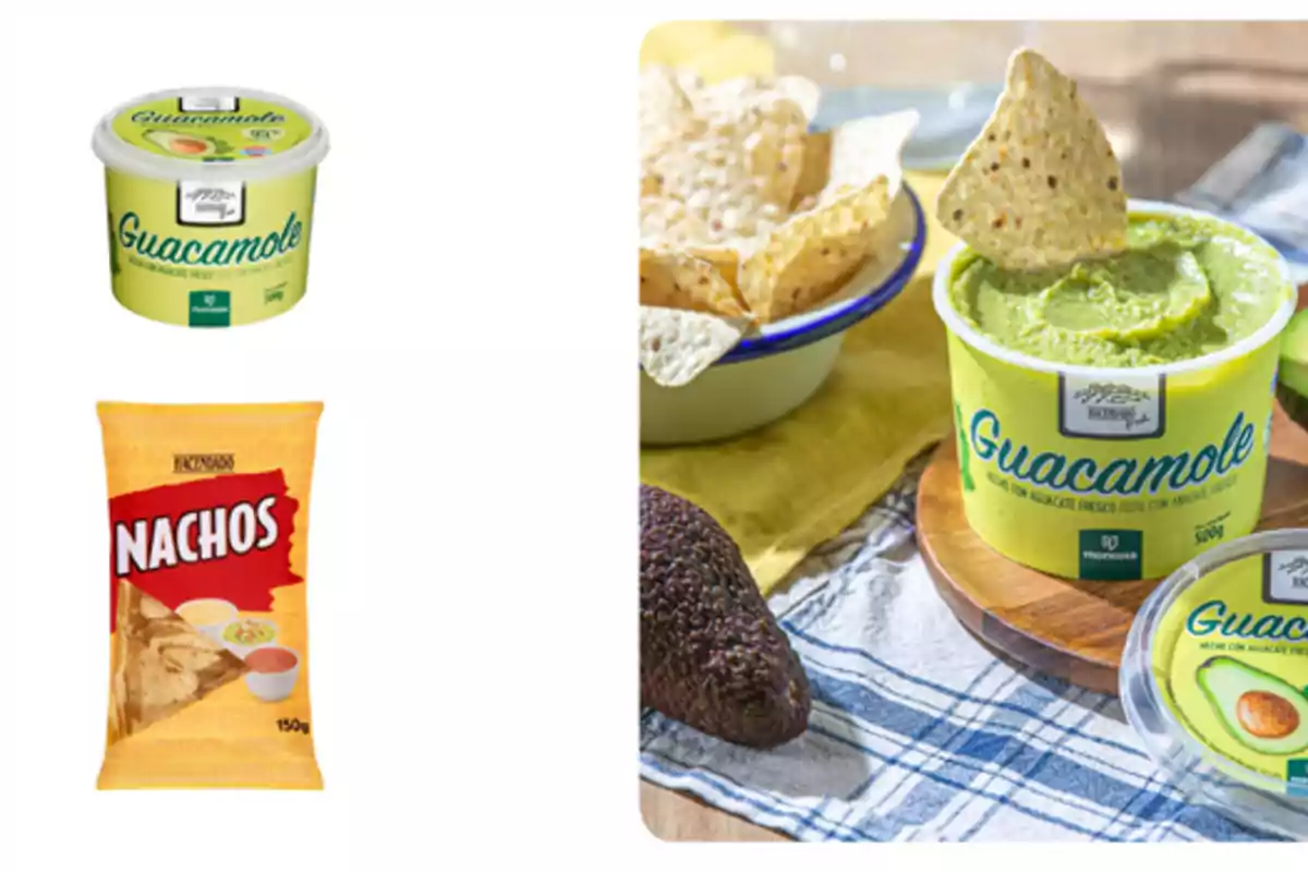 Guacamole en envase de plástico acompañado de nachos en bolsa y en un tazón, con un aguacate y un mantel a cuadros de fondo Guacamole en envase de plástico acompañado de nachos en bolsa y en un tazón, con un aguacate y un mantel a cuadros de fondo