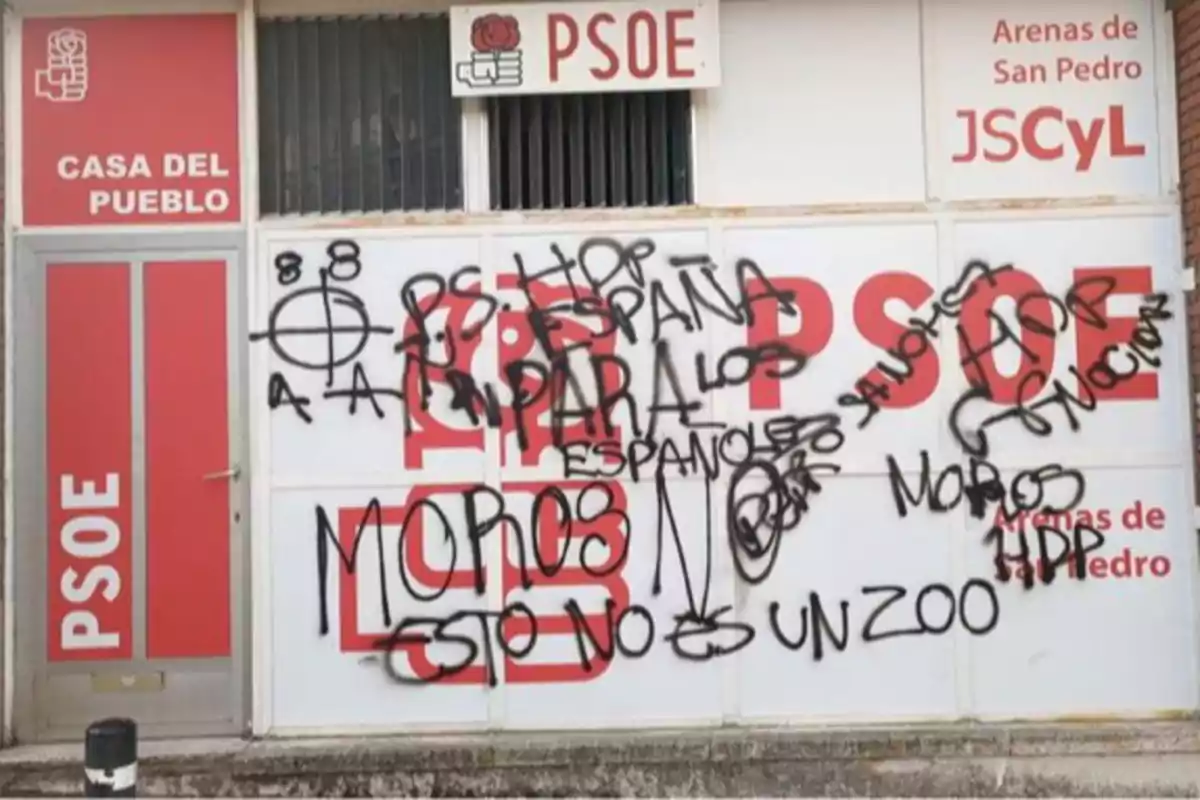 Fachada de una sede del PSOE con pintadas ofensivas y mensajes xenófobos en aerosol negro Fachada de una sede del PSOE con pintadas ofensivas y mensajes xenófobos en aerosol negro