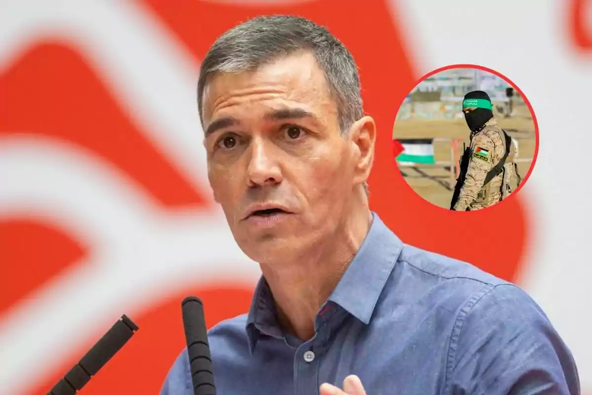 Hombre de cabello corto y canoso hablando frente a micrófonos con fondo rojo y un círculo que muestra a un militar enmascarado con uniforme de camuflaje.