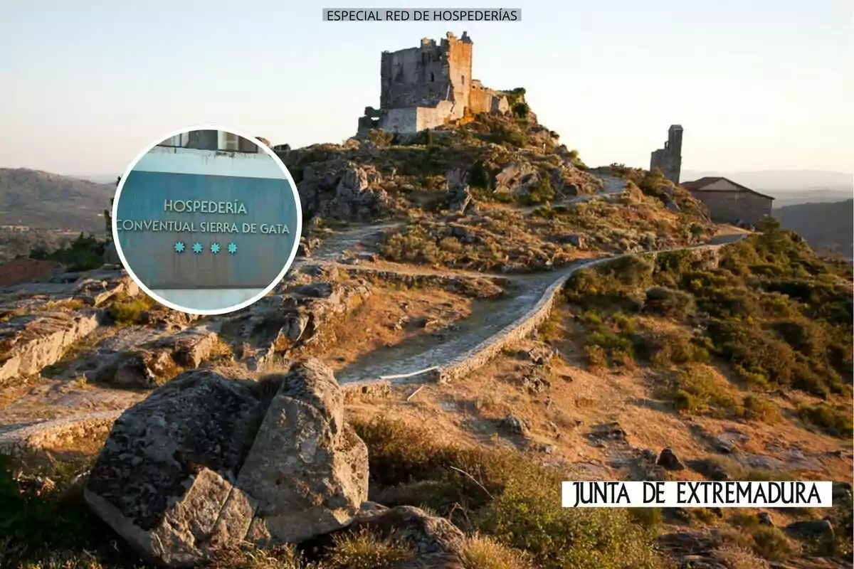Vista de un castillo en lo alto de una colina rocosa al atardecer con un camino de piedra y vegetación, junto a un recuadro que muestra el letrero de la Hospedería Conventual Sierra de Gata y el texto Junta de Extremadura