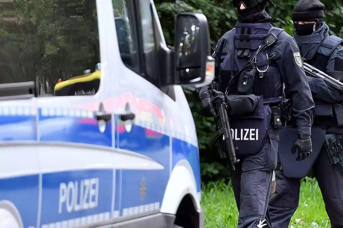 Policías fuertemente armados y con equipo táctico junto a una patrulla en una operación en Alemania