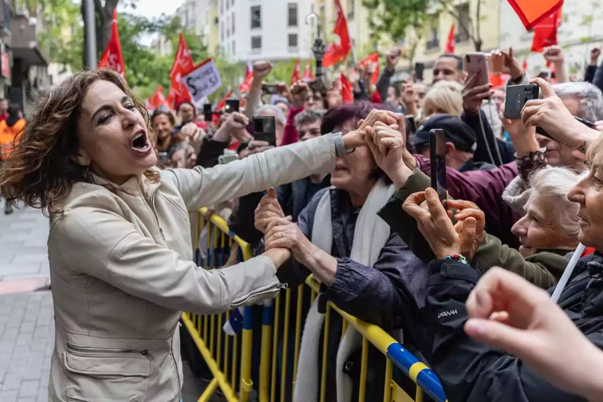 Maria Jesús Montero a la salida de la sede del PSOE en Ferraz exaltada con los jubilados votantes y las charos de turno