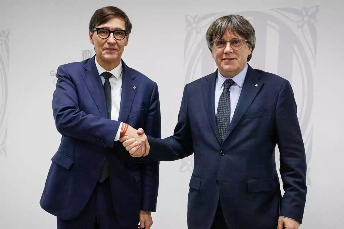 salvador illa y carles puigdemont firmando la traición y rendición de España
