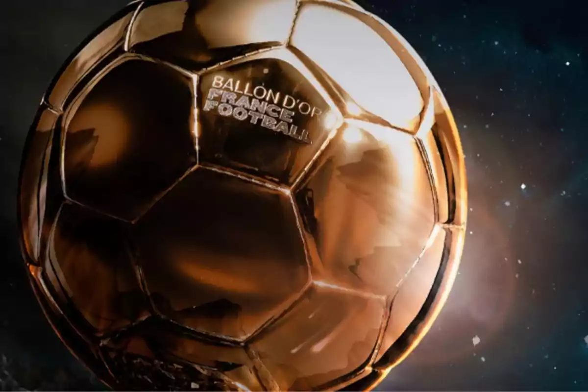 Trofeo dorado del Balón de Oro con fondo oscuro y detalles brillantes