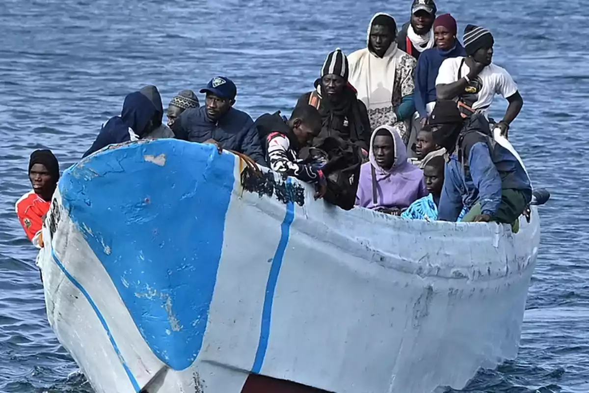 Un grupo de personas viaja en una pequeña embarcación sobre el mar Un grupo de personas viaja en una pequeña embarcación sobre el mar