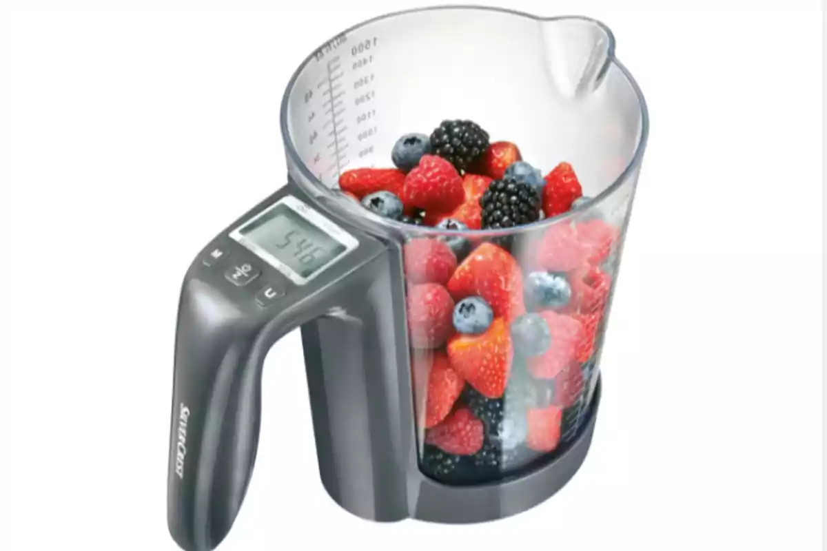 Báscula de cocina digital con recipiente transparente lleno de frutos rojos y moras Báscula de cocina digital con recipiente transparente lleno de frutos rojos y moras