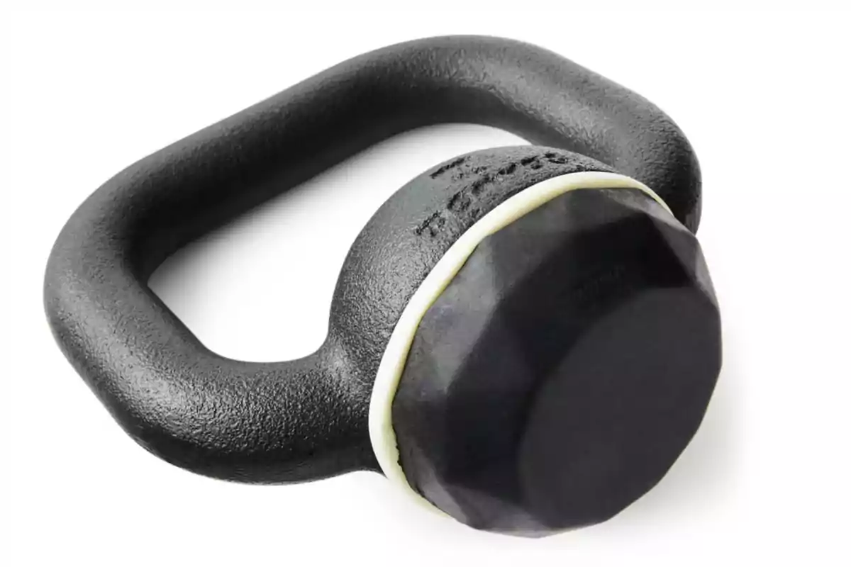 Pesa rusa negra con base octagonal sobre fondo blanco Pesa rusa negra con base octagonal sobre fondo blanco