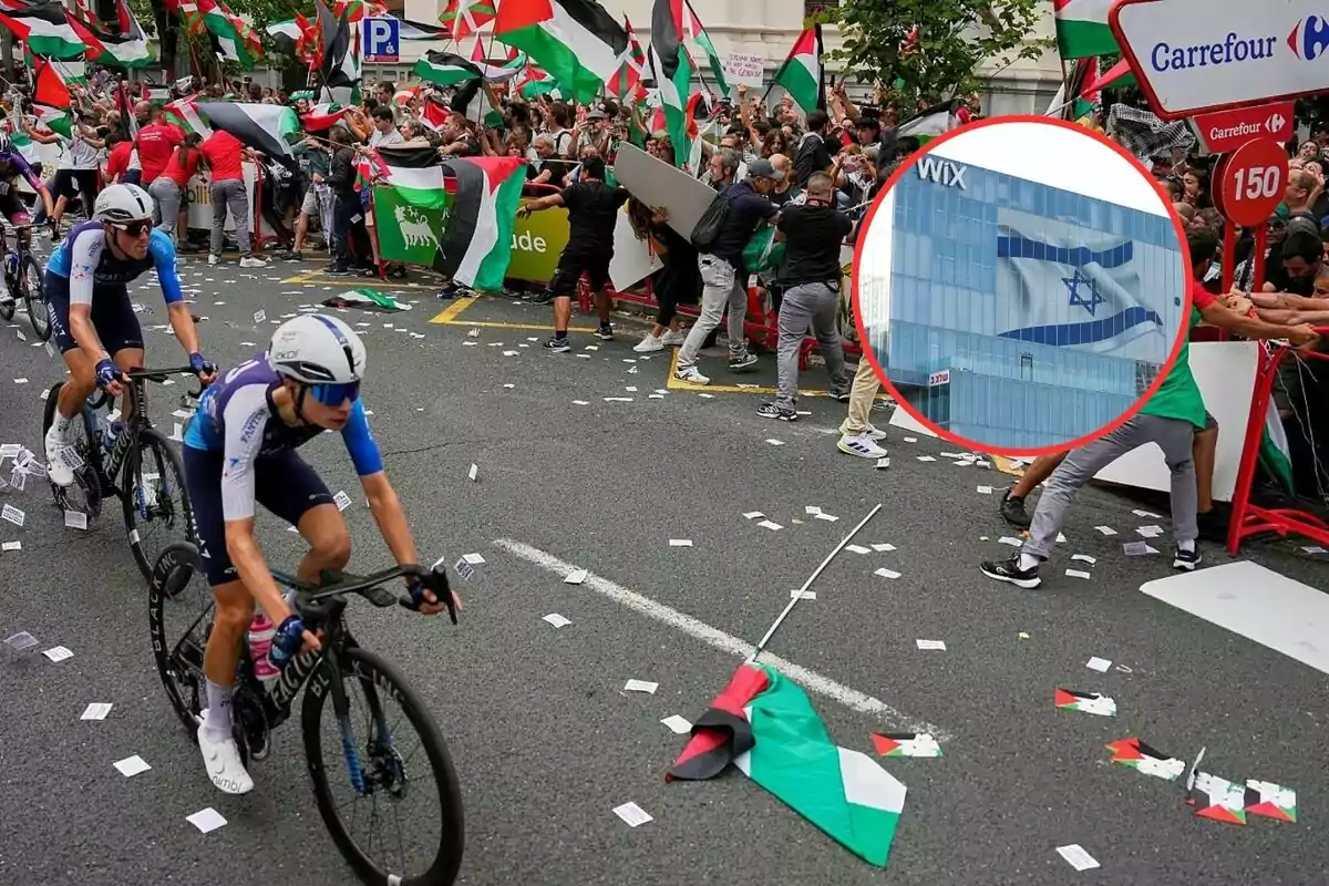 Ciclistas compitiendo en una carrera mientras manifestantes ondean banderas palestinas y una bandera israelí aparece en un recuadro sobre un edificio