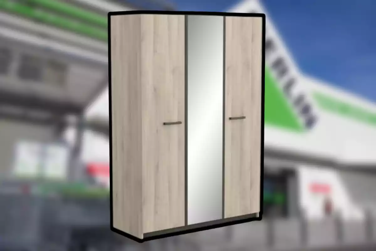 Armario de madera clara con tres puertas, una de ellas con espejo, sobre un fondo desenfocado de una tienda Armario de madera clara con tres puertas, una de ellas con espejo, sobre un fondo desenfocado de una tienda
