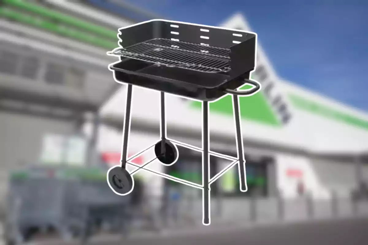 Parrilla de carbón negra con ruedas sobre fondo de tienda desenfocado Parrilla de carbón negra con ruedas sobre fondo de tienda desenfocado