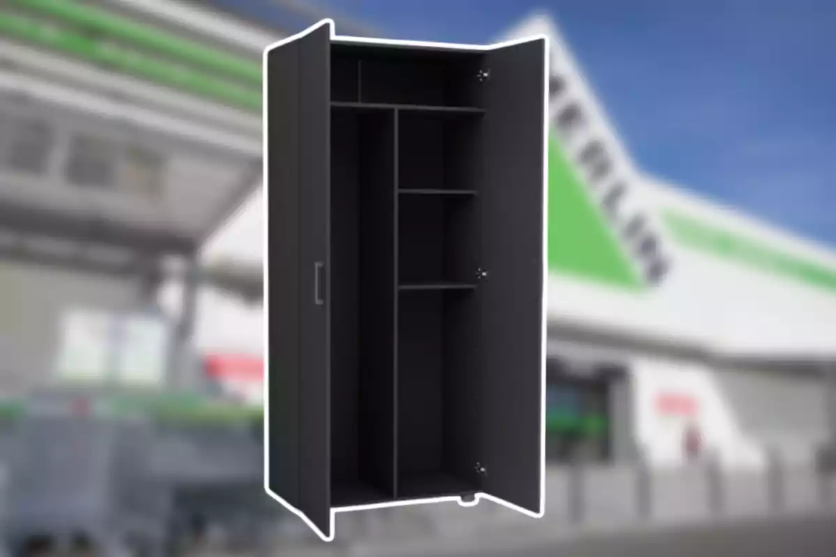 Armario negro de dos puertas abierto mostrando estantes y espacio para colgar ropa frente a una tienda desenfocada Armario negro de dos puertas abierto mostrando estantes y espacio para colgar ropa frente a una tienda desenfocada