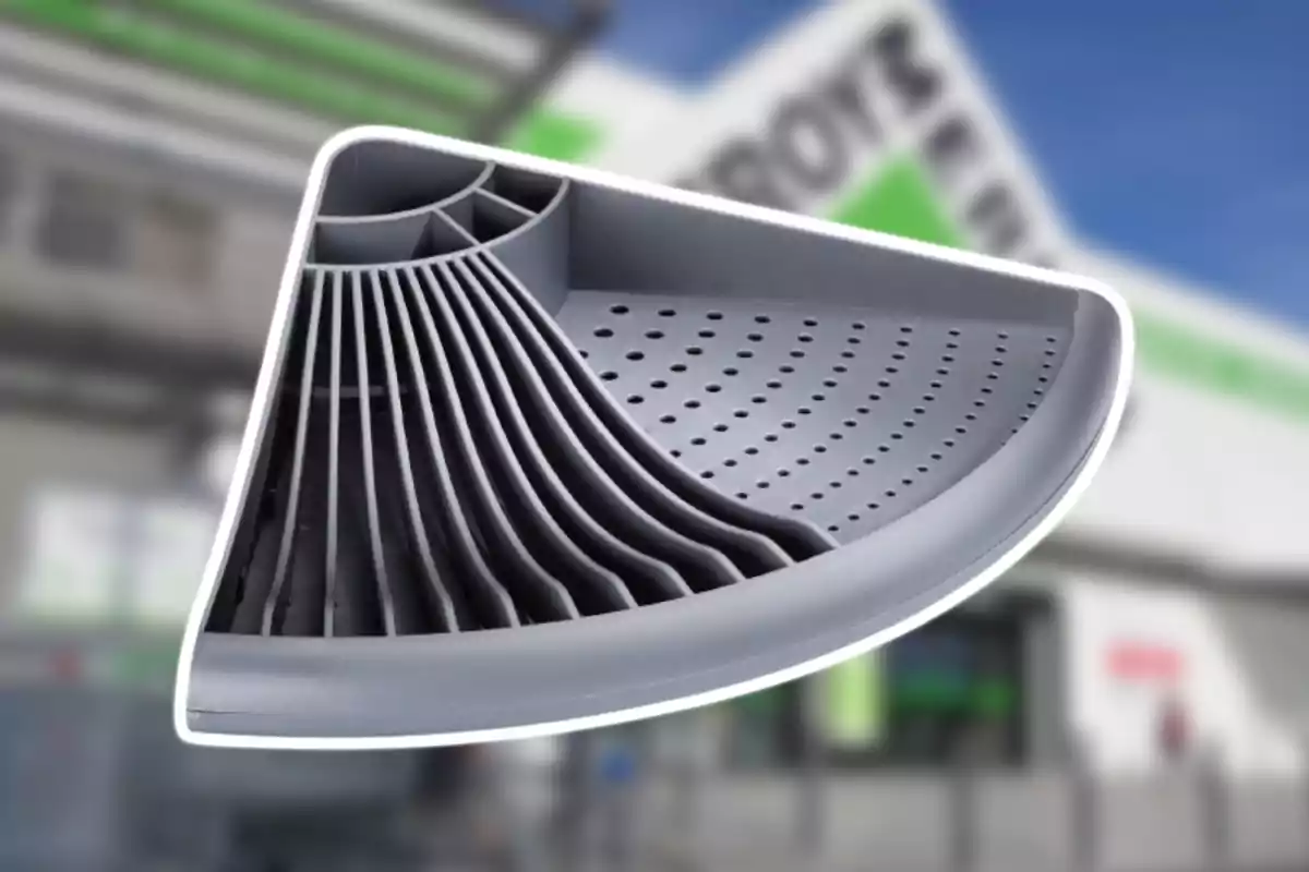 Colador de plástico gris en forma de triángulo con fondo desenfocado de una tienda