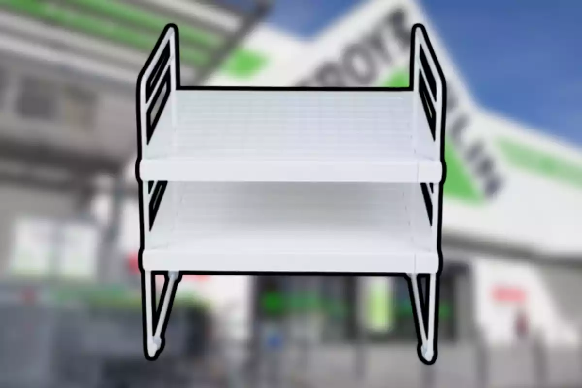 Estante blanco de dos niveles con fondo desenfocado de una tienda