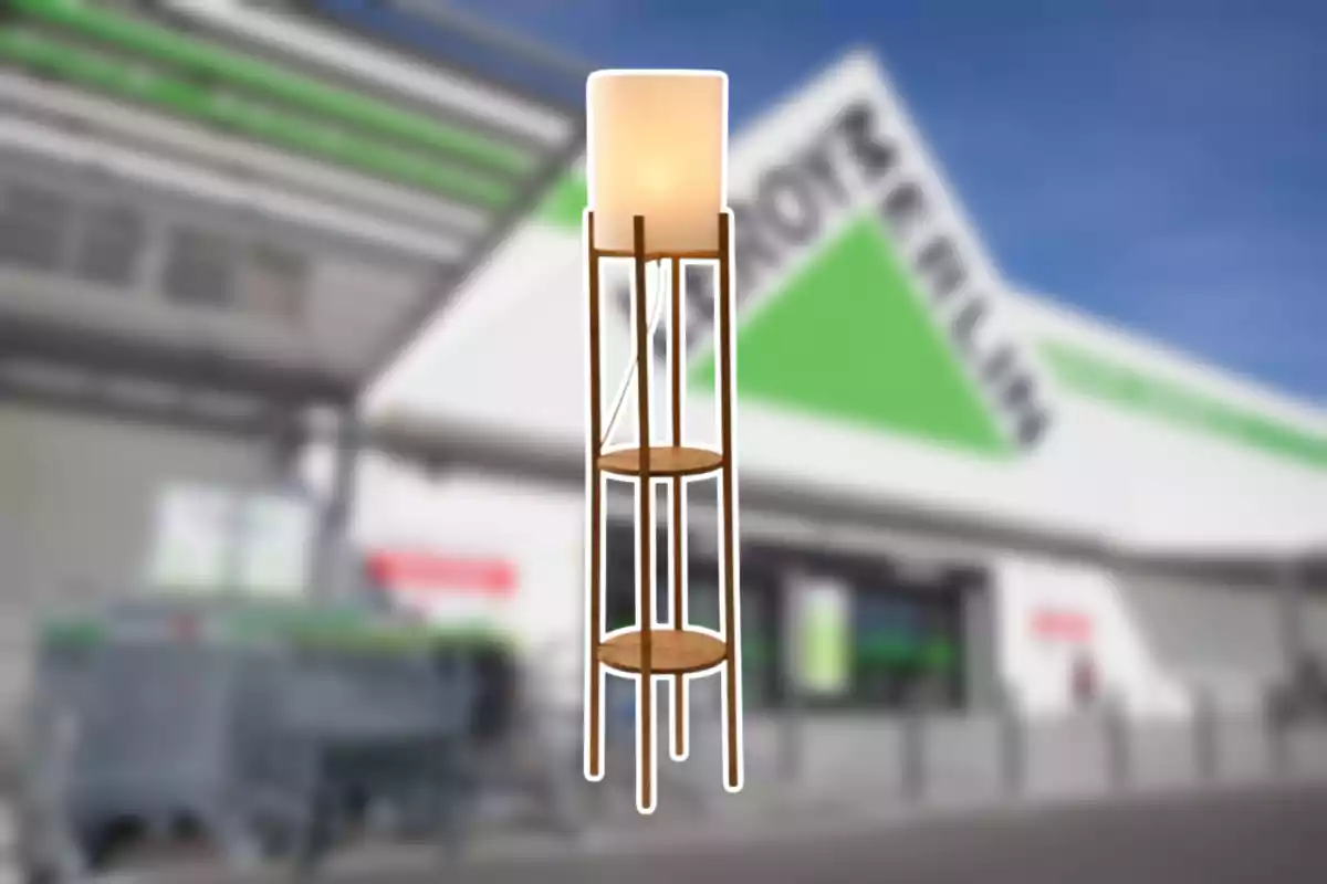 Lámpara de pie de madera con estantes y pantalla clara frente a una tienda de mejoras para el hogar desenfocada Lámpara de pie de madera con estantes y pantalla clara frente a una tienda de mejoras para el hogar desenfocada
