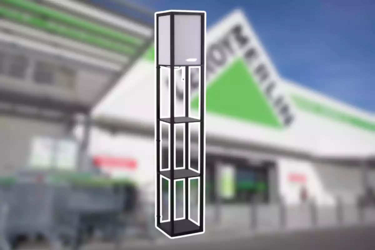 Lámpara de pie moderna de estructura metálica negra con fondo de tienda difuminado