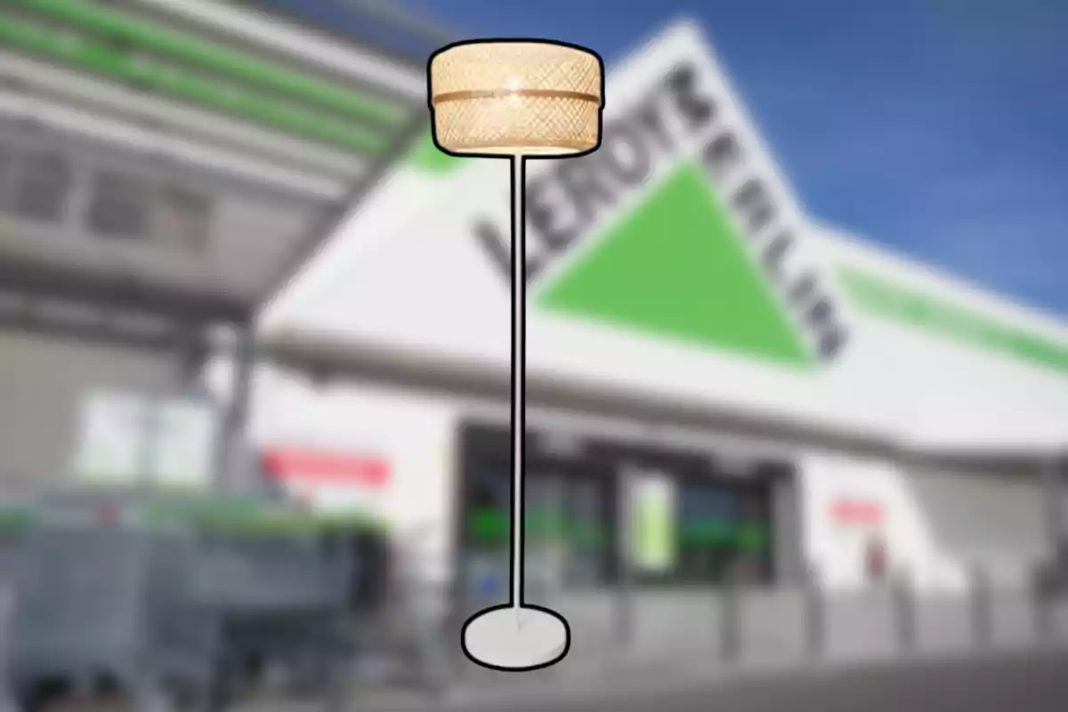 Lámpara de pie con pantalla de mimbre dibujada sobre una imagen borrosa de una tienda Leroy Merlin