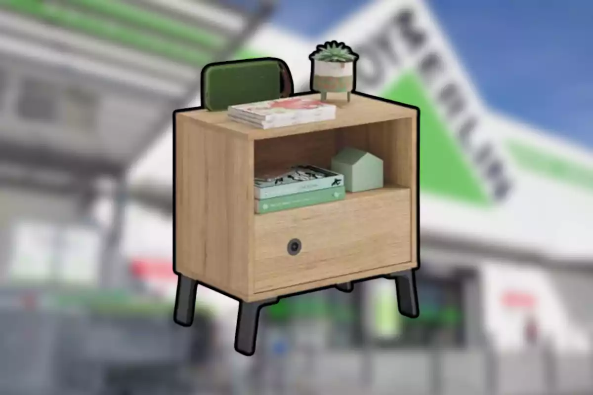 Mesa de noche de madera clara con patas negras, decorada con libros, una planta pequeña y objetos sobre y dentro del mueble, con fondo desenfocado de una tienda. Mesa de noche de madera clara con patas negras, decorada con libros, una planta pequeña y objetos sobre y dentro del mueble, con fondo desenfocado de una tienda.