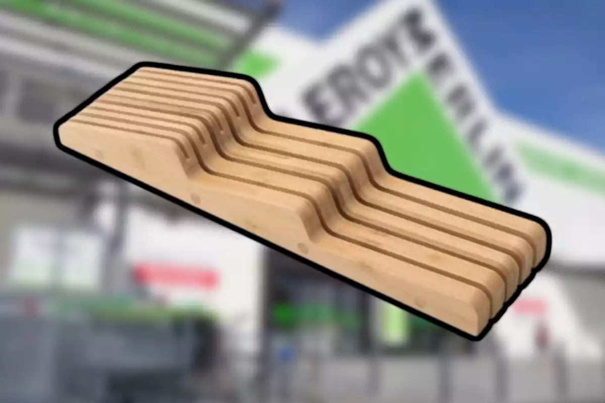 Banco de madera con diseño ondulado frente a una tienda desenfocada