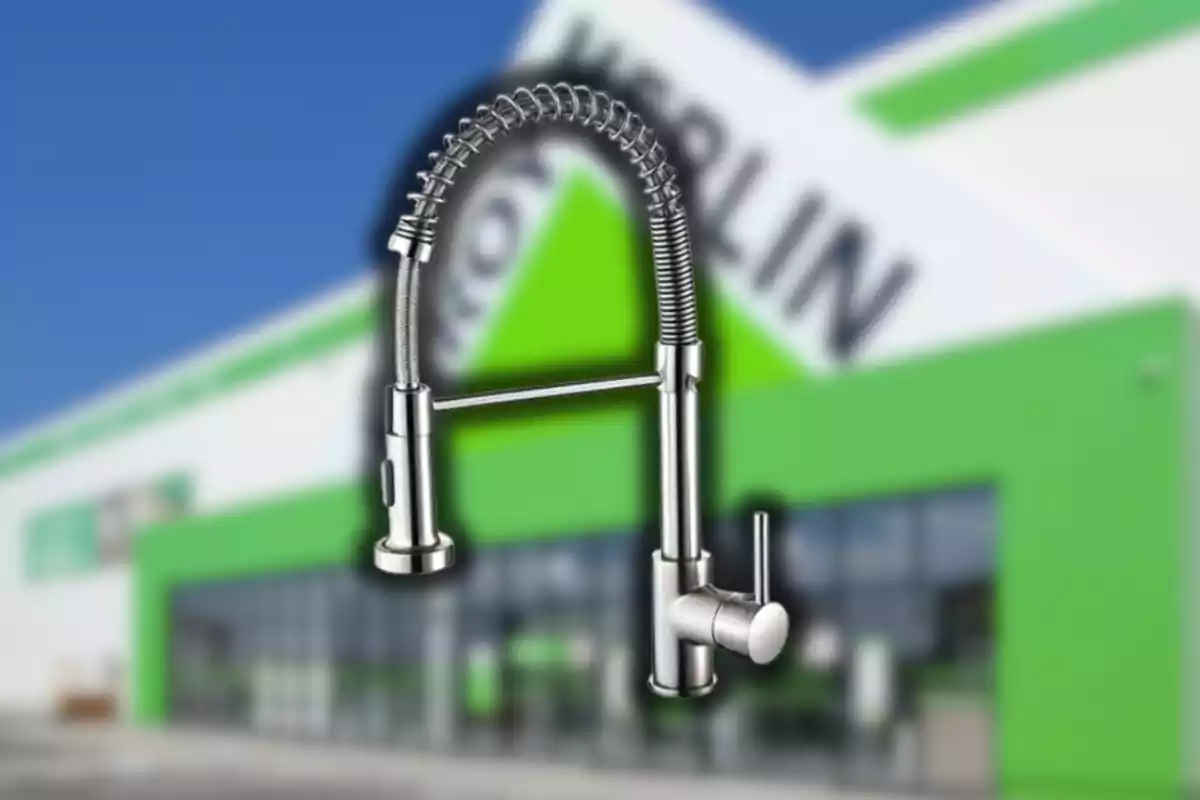 Grifo de cocina metálico con fondo de tienda de mejoras para el hogar desenfocado